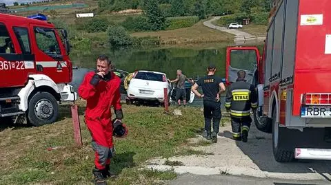 Samochód wpadł do rzeki, uderzył w zacumowany ponton. Jedna osoba ranna