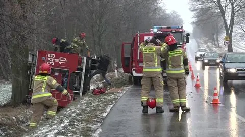 Wóz strażacki w rowie, otarty radiowóz. Tuż obok dwa inne auta wypadły z drogi