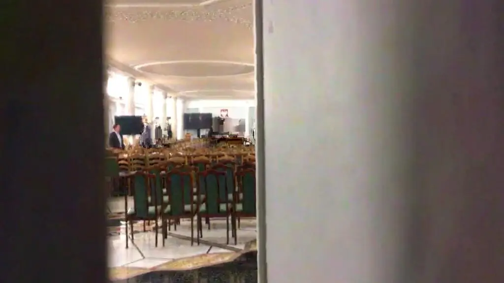 Agata Adamek przed Salą Kolumnową