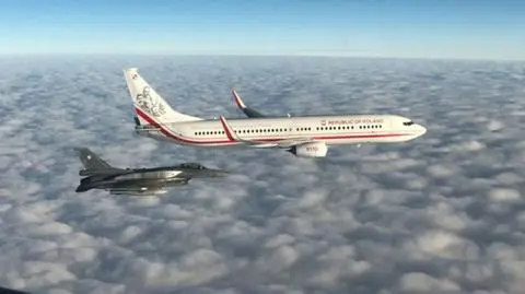 Poland's national football team escorted by two F-16s 
