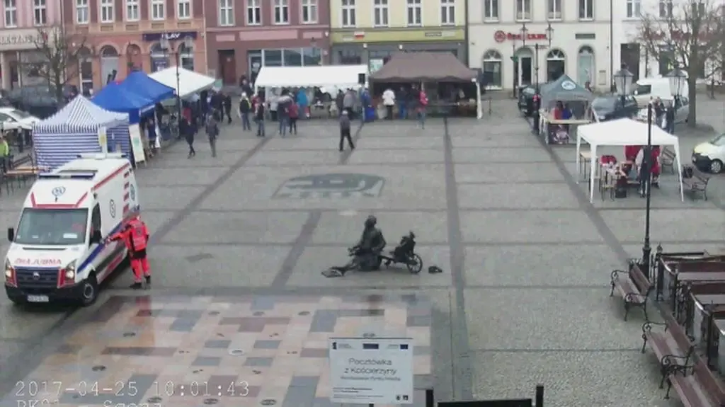 Karetka wjechała do fontanny