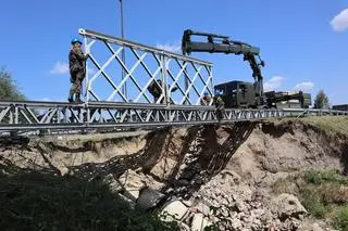 Woda z pól podmyła, podczas ulewy, drogę. Powstała ogromna wyrwa 
