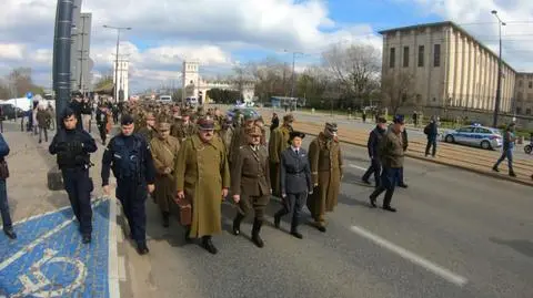 Katyński Marsz Cieni. Kilkuset rekonstruktorów w hołdzie zamordowanym oficerom