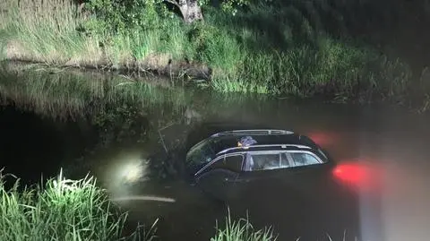 22-letni kierowca przesadził z prędkością i wpadł do rzeki