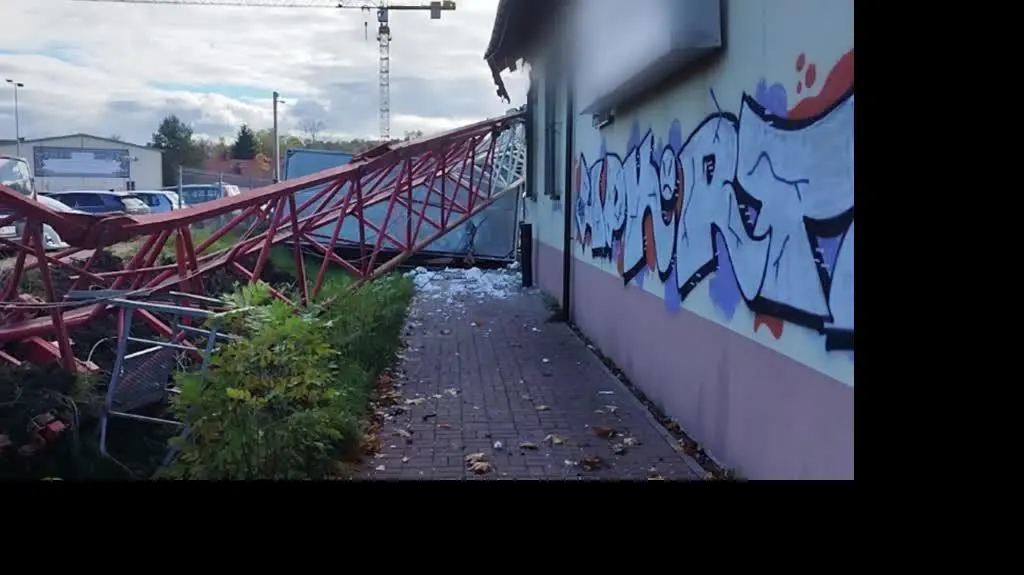 Katastrofa na budowie, przewrócił się dźwig