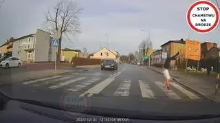 Mężczyzna przeszedł na rękach przez przejście dla pieszych