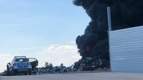 Płonie hala demontażu pojazdów pod Szczecinem