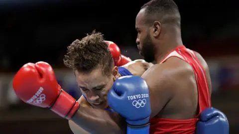 Nowy Tyson z Maroka. Przegrywał, więc chciał ugryźć rywala w ucho