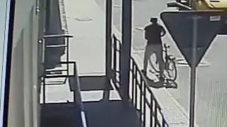 Rowerzystę uchwycił przed komendą monitoring 