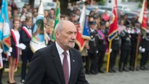 Macierewicz: Merkel i Macron chcą wytrzeć z pamięci historycznej Europy dramat Polski