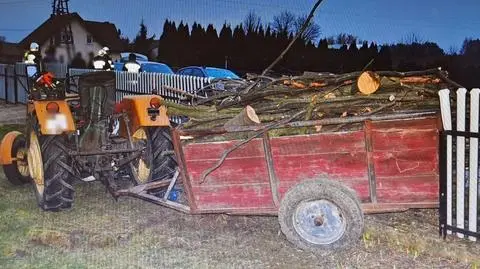 Na jezdni leżał pijany traktorzysta, ciągnik wbił się w ogrodzenie