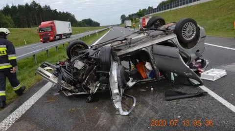 Dachowanie na autostradzie. "Kierowca najprawdopodobniej zasnął"