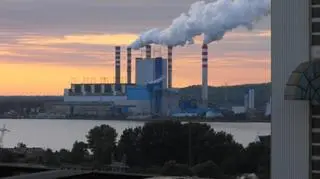 Za dnia elektrownia wygląda jak prawdziwa fabryka chmur