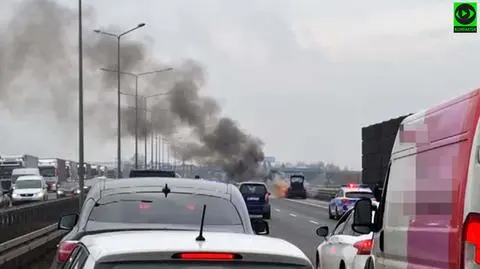 Pożar auta na trasie S8. Dwie osoby zdążyły wydostać się z samochodu