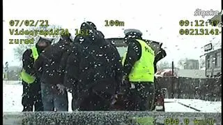 Pasażer jechał w bagażniku, kierowca stracił prawo jazdy
