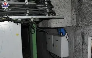 Mężczyźni podejrzani są o kradzież przewodów elektrycznych i telekomunikacyjnych z budynku byłej ciepłowni