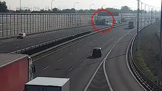 W stojącą ciężarówkę wjechała kolejna