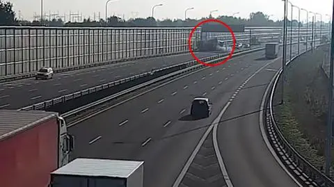 W stojącą ciężarówkę wjechała kolejna