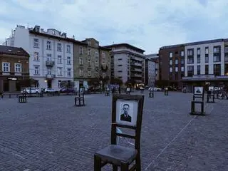Wystawa fotografii na placu Bohaterów Getta w Krakowie