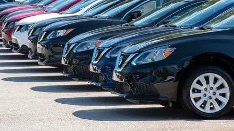 nissan samochody shutterstock_1199070772