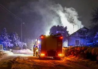 Mieszkankę domu obudził alarm czujnika dymu, kobieta zdołała uciec z płonącego domu 