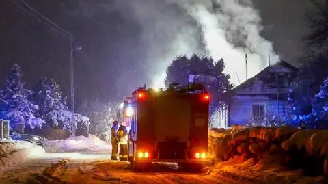 Mieszkankę domu obudził alarm czujnika dymu, kobieta zdołała uciec z płonącego domu 