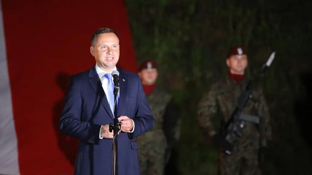 Prezydent na uroczystym capstrzyku pod kopcem Piłsudskiego