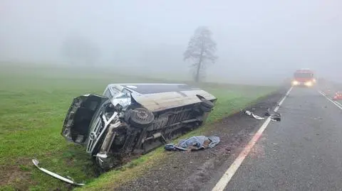 Zderzenie busa z samochodem na DK 12