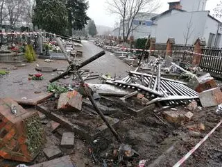 Zniszczenia na cmentarzu są dość duże