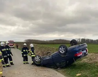 41-latek wjechał mazdą do przydrożnego rowu i dachował