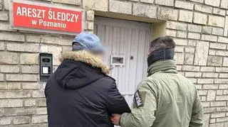 Mężczyzna ma na swoim koncie m.in. oszustwa i przestępstwa podatkowe a łączna wartość strat sięga kilkudziesięciu milionów złotych