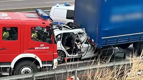 Auto wjechało w tył ciężarówki