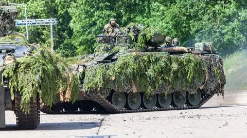 Drony nad lotniskiem wojskowym. Policja: mogło dojść do szpiegostwa