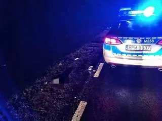 Pieszy szedł lewą stroną jezdni