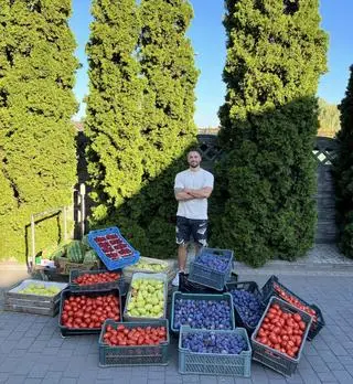 Łukasz Litewka kupił owoce dla dzieci z domu dziecka