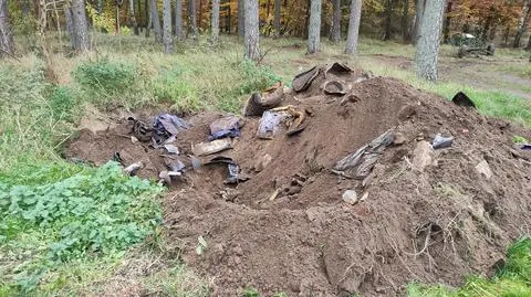 Tony zakopanych odpadów po nielegalnym demontażu aut