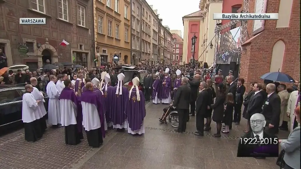 Tłum pożegnał Władysława Bartoszewskiego brawami