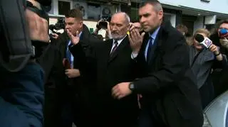 "Czy straci pan stanowisko w MON?". Macierewicz: bardzo pan ładnie wygląda dzisiaj