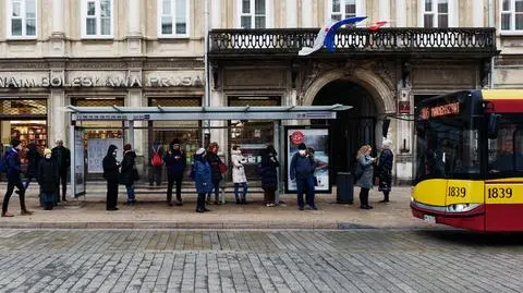 ulica warszawa autobus przystanek shutterstock_2109613193