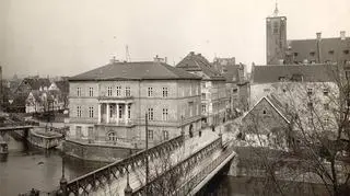 Po lewej budynek Instytutu Europy Wschodniej