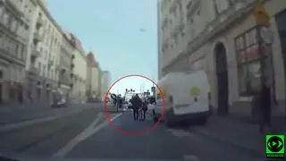 Mężczyzna szedł z walizką środkiem drogi