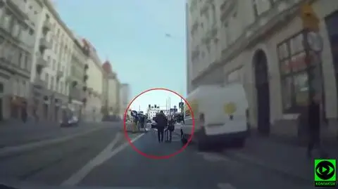 Mężczyzna szedł z walizką środkiem drogi