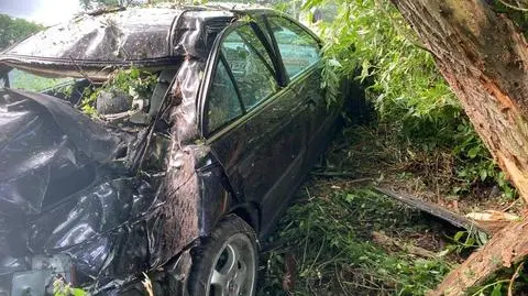 Auto z czterema osobami rozbiło się na drzewie. Dwie próbowały uciec, wszyscy byli pijani