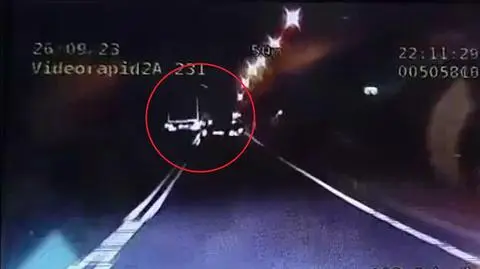 Na podwójnej ciągłej, przed wzniesieniem i po ciemku. Tak wyprzedzał kierowca ciężarówki. Nagranie