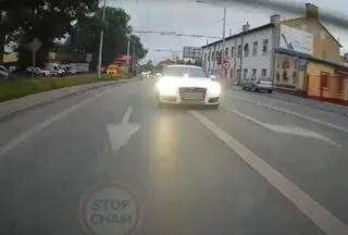 Dawał znaki światłami 