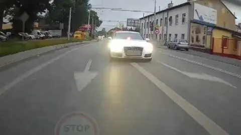 Udawał, że pędzi radiowozem. Migał światłami, zmuszał innych do zjechania. Nagranie