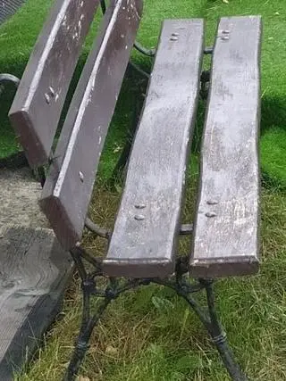 Na posesji znaleziono kradzione ławki