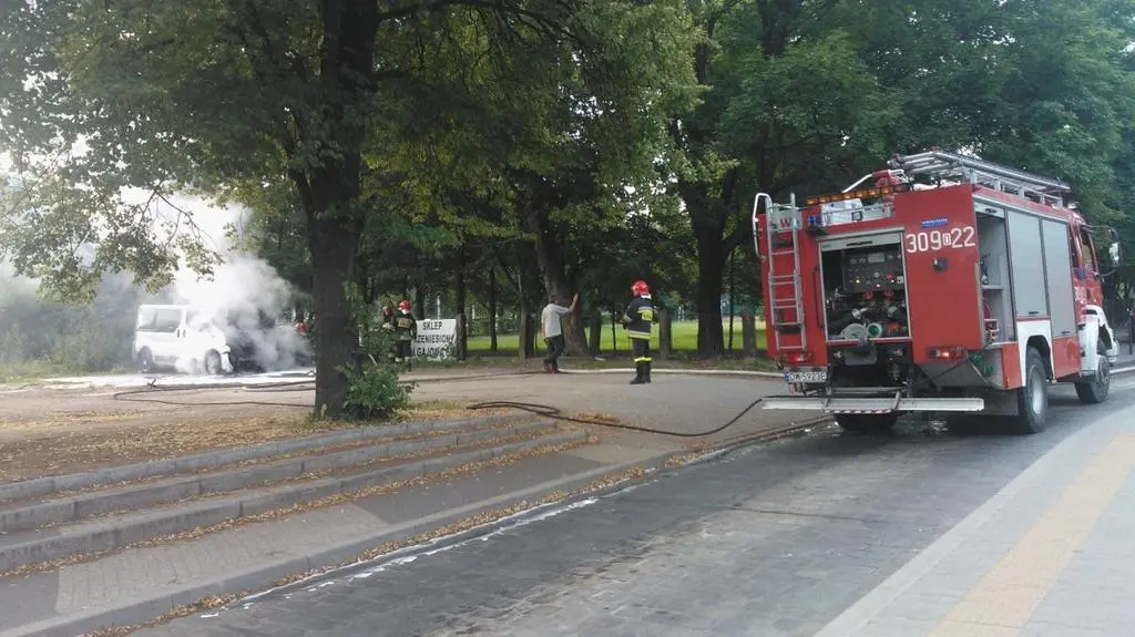Strażacy ugasili płonący samochód