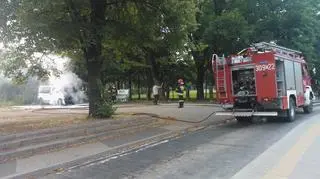 Strażacy ugasili płonący samochód