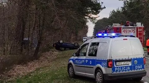 Auto wylądowało w rowie i dachowało 